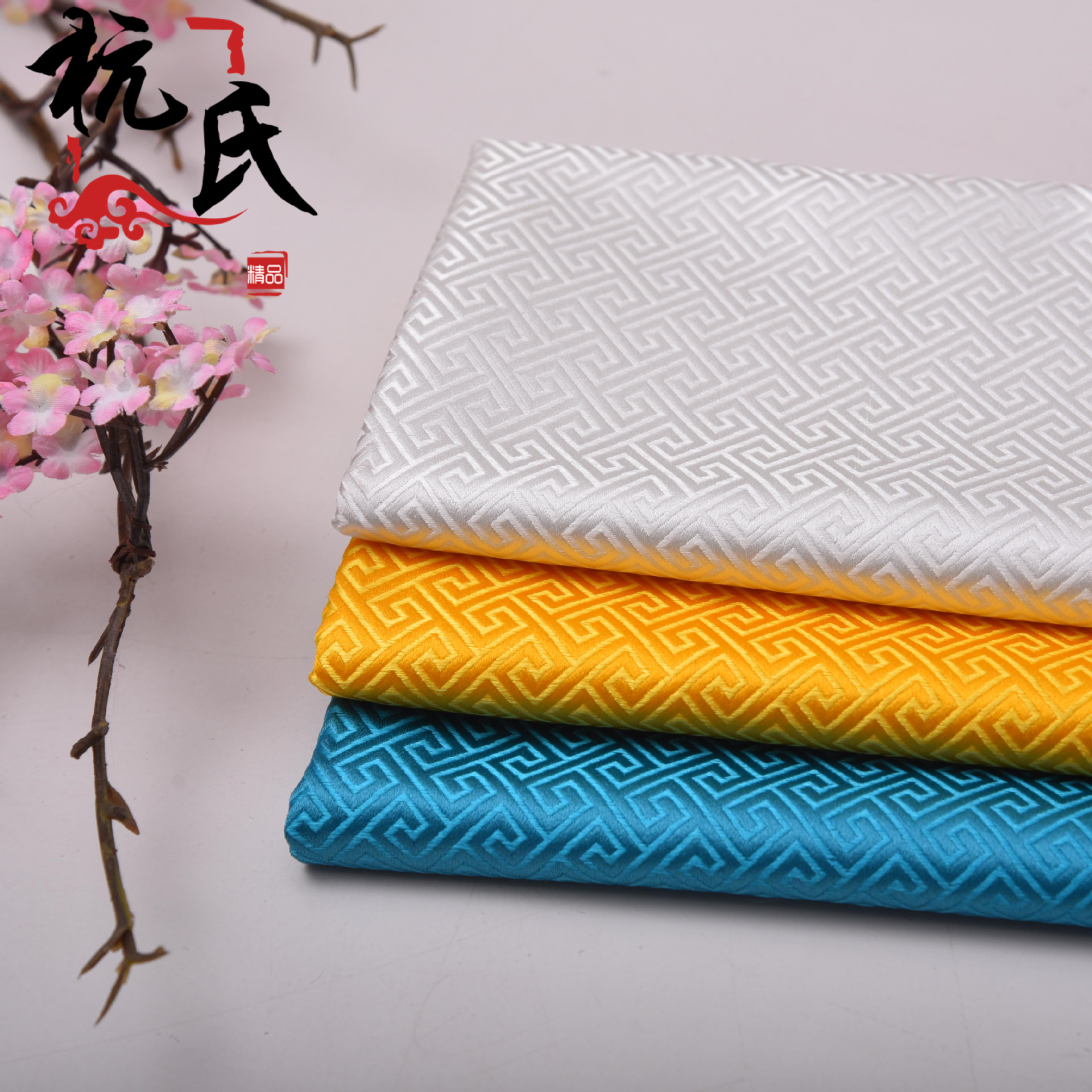 用文字的锦缎织就诗篇