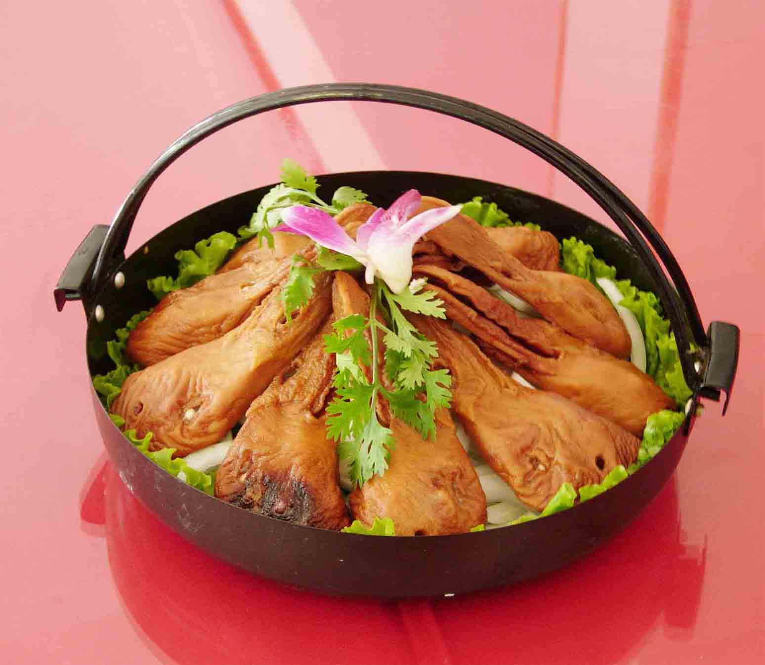 铁锅对比生铁锅哪个好