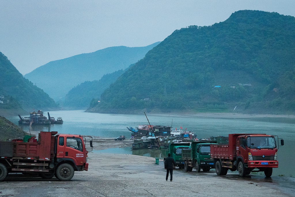 边城港和什么地方交界